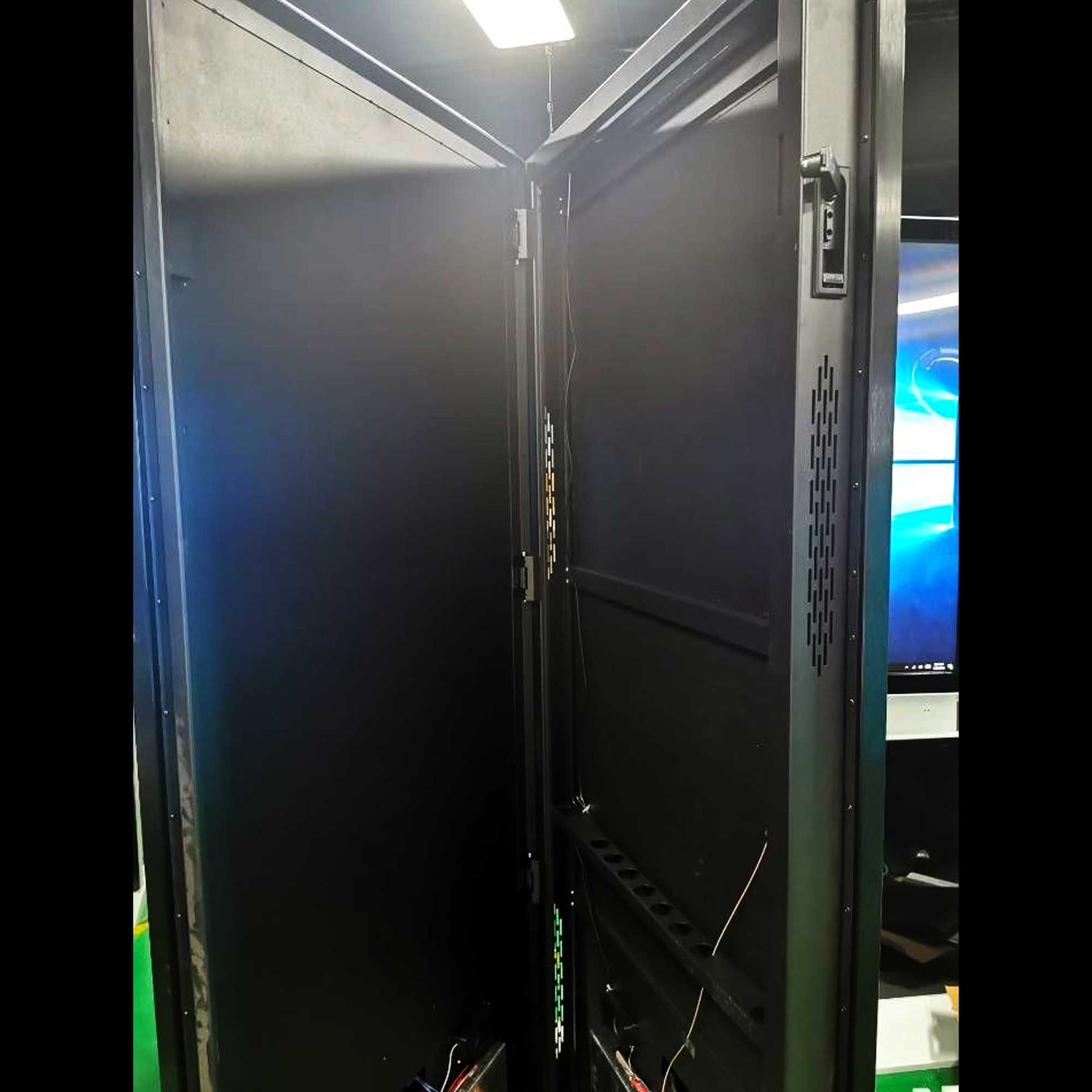 Digital signage stele with player, 43" - 65", one-sided, optional touch function